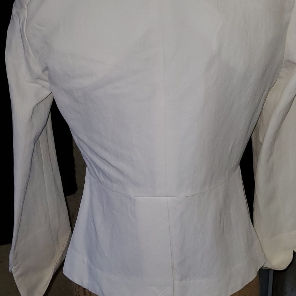 Stylish White Jacket - image 6